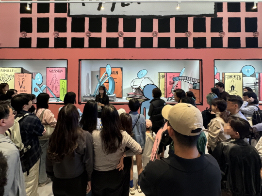 관람객들에게 폭발적 반응을 얻고 있는 '장줄리앙의 종이세상'이 개막 한 달 만에 관람객 수 2만5,000명을 돌파하며 장기흥행을 예고했다. 전시장을 가득 채운 관람객들의 모습. [씨씨오씨 제공]